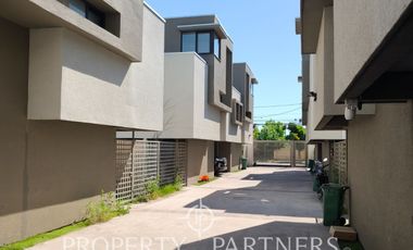 ¡Exclusivo Townhouse de 3 Pisos en Condominio Tranquilo!  Relájate en tu hogar con la tranquilidad de un entorno seguro.