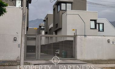 ¡Exclusivo Townhouse de 3 Pisos en Condominio Tranquilo!  Relájate en tu hogar con la tranquilidad de un entorno seguro.