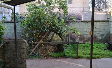 EN VENTA GRAN CASA  ESQUINA +2 PISO  +5 DP. INDP.  $350.000.000.-