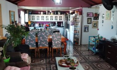 EN VENTA GRAN CASA  ESQUINA +2 PISO  +5 DP. INDP.  $350.000.000.-