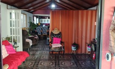 EN VENTA GRAN CASA  ESQUINA +2 PISO  +5 DP. INDP.  $350.000.000.-