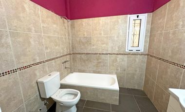 Departamento en Venta de 3 dorm. Patio con parque. Zárate