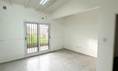 Departamento en Venta de 3 dorm. Patio con parque. Zárate