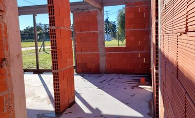 CASA EN CONSTRUCCIÓN EN SANTA ELENA
