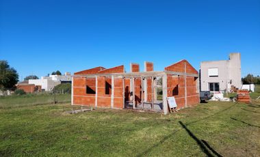 CASA EN CONSTRUCCIÓN EN SANTA ELENA