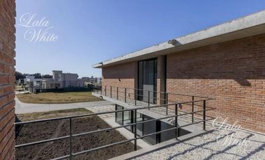 Casa en alquiler en Lares de Canning