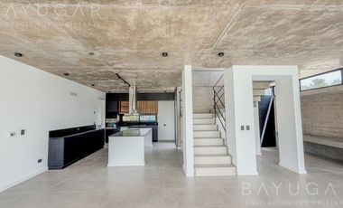 Venta - Casa en Barrio Privado La Calesa  - Pilara