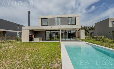 Venta - Casa en Barrio Privado La Calesa  - Pilara