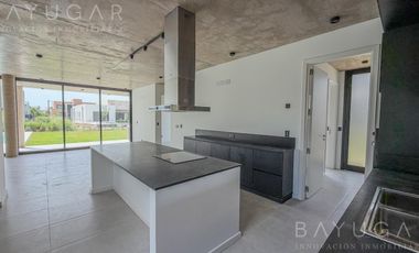 Venta - Casa en Barrio Privado La Calesa  - Pilara