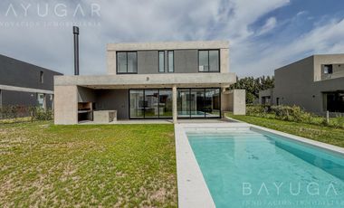 Venta - Casa en Barrio Privado La Calesa  - Pilara