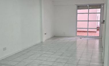 Oportunidad de Inversión: Monoambiente reciclado a nuevo con Patio – Ballester Centro