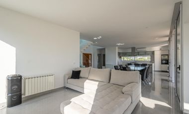 Casa venta San Sebastian Area2 exigentes privada vista al golf 6amb 4dorm 2plantas full amenities