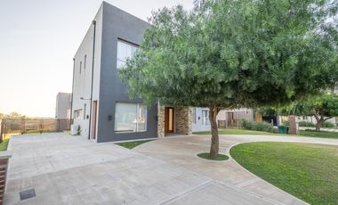 Casa venta San Sebastian Area2 exigentes privada vista al golf 6amb 4dorm 2plantas full amenities