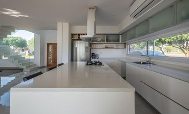 Casa venta San Sebastian Area2 exigentes privada vista al golf 6amb 4dorm 2plantas full amenities