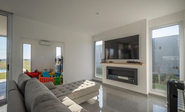 Casa venta San Sebastian Area2 exigentes privada vista al golf 6amb 4dorm 2plantas full amenities