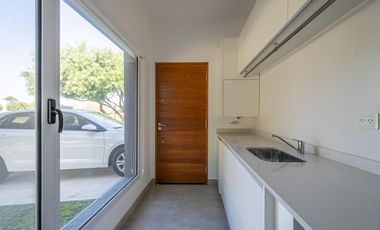 Casa venta San Sebastian Area2 exigentes privada vista al golf 6amb 4dorm 2plantas full amenities