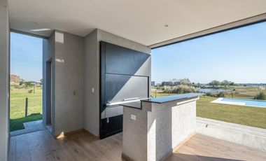 Casa venta San Sebastian Area2 exigentes privada vista al golf 6amb 4dorm 2plantas full amenities