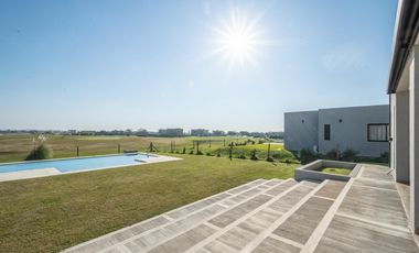 Casa venta San Sebastian Area2 exigentes privada vista al golf 6amb 4dorm 2plantas full amenities