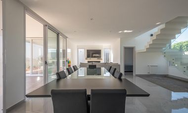 Casa venta San Sebastian Area2 exigentes privada vista al golf 6amb 4dorm 2plantas full amenities