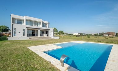 Casa venta San Sebastian Area2 exigentes privada vista al golf 6amb 4dorm 2plantas full amenities