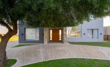 Casa venta San Sebastian Area2 exigentes privada vista al golf 6amb 4dorm 2plantas full amenities