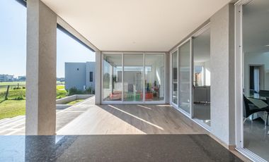 Casa venta San Sebastian Area2 exigentes privada vista al golf 6amb 4dorm 2plantas full amenities