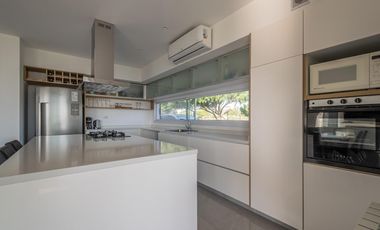 Casa venta San Sebastian Area2 exigentes privada vista al golf 6amb 4dorm 2plantas full amenities