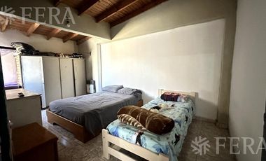 Venta casa para dos familias con cochera en Villa Dominico