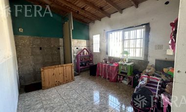 Venta casa para dos familias con cochera en Villa Dominico