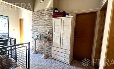 Venta casa para dos familias con cochera en Villa Dominico