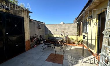 Venta casa para dos familias con cochera en Villa Dominico
