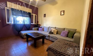 Venta casa para dos familias con cochera en Villa Dominico