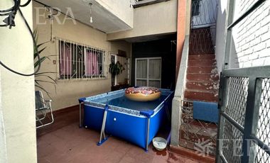 Venta casa para dos familias con cochera en Villa Dominico