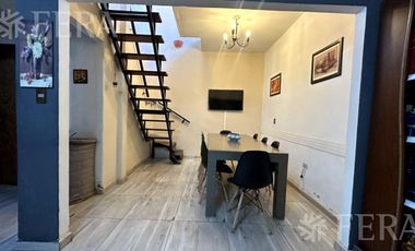 Venta casa para dos familias con cochera en Villa Dominico