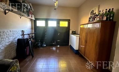 Venta casa para dos familias con cochera en Villa Dominico