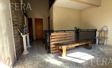 Venta casa para dos familias con cochera en Villa Dominico