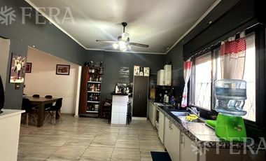 Venta casa para dos familias con cochera en Villa Dominico