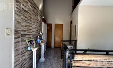 Venta casa para dos familias con cochera en Villa Dominico