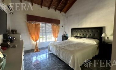 Venta casa para dos familias con cochera en Villa Dominico