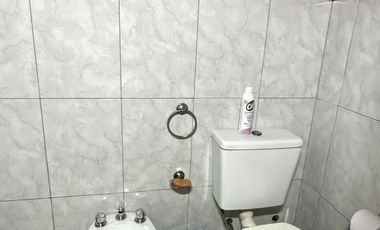 Venta casa para dos familias con cochera en Villa Dominico