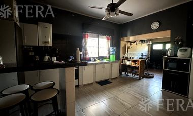 Venta casa para dos familias con cochera en Villa Dominico