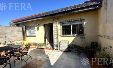 Venta casa para dos familias con cochera en Villa Dominico