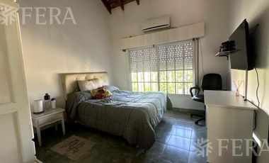 Venta casa para dos familias con cochera en Villa Dominico