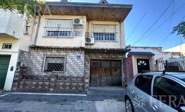 Venta casa para dos familias con cochera en Villa Dominico