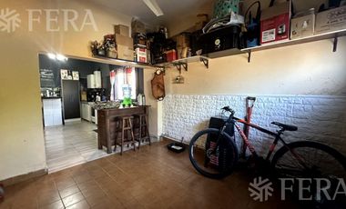Venta casa para dos familias con cochera en Villa Dominico