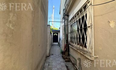 Venta casa para dos familias con cochera en Villa Dominico