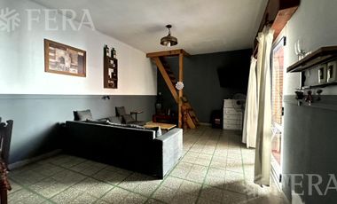 Venta casa para dos familias con cochera en Villa Dominico