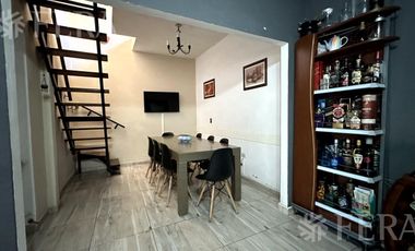 Venta casa para dos familias con cochera en Villa Dominico
