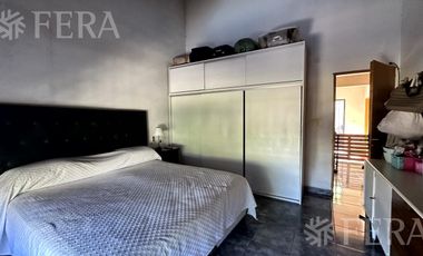 Venta casa para dos familias con cochera en Villa Dominico