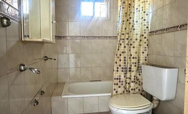 Venta casa para dos familias con cochera en Villa Dominico